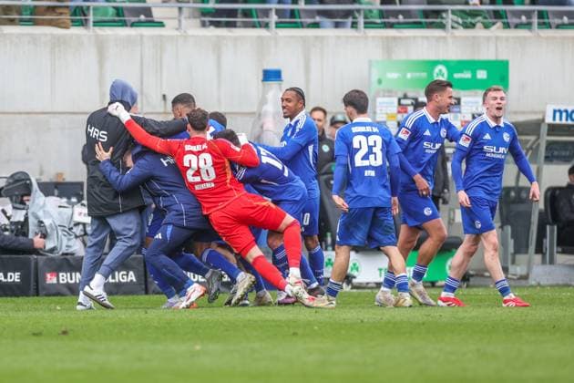 30 03 2025, Soccer, Season 2024 2025, 2 Bundesliga, Matchday 27, Greuther Fürth FC Schalke 04, FC Schalke 04 team cheers Fürth Sportpark am Ronhof Bayern Germany xRHR PHOTO TRx Copyright: TimxRehbein RHR-FOTOx RHR-FOTO TR