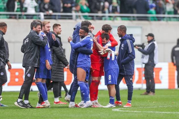 30 03 2025, Football, Season 2024 2025, 2 Bundesliga, Matchday 27, Greuther Fürth FC Schalke 04, f l Moussa Sylla FC Schalke 04 cheers with Michael Langer FC Schalke 04 Fürth Sportpark am Ronhof Bayern Germany xRHR PHOTO TRx Copyright: TimxRehbein RHR-FOTOx RHR-FOTO TR