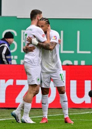 30 03 2025 Soccer Season 2024 2025 2 Soccer Bundesliga 27 Matchday SpVgg Greuther Fürth Kleeblatt FC Schalke 04 S04 Sportfoto Zink MeZi xmexzix DFL regulations prohibit any use of photographs as image sequences and or quasi video only for editorial use Torjubel Jubel nach Treffer Torschuß zum 3 1 durch Dennis Srbeny 7, SpVgg Greuther Fürth mit Roberto Massimo 11, SpVgg Greuther Fürth