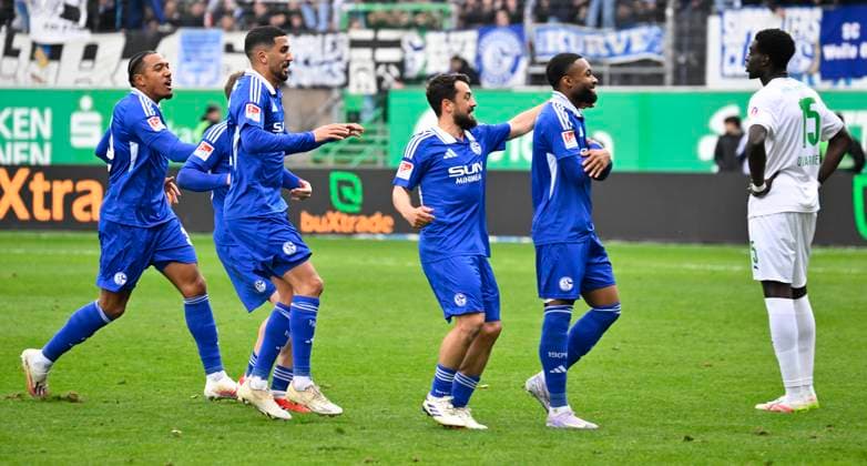30 03 2025 Soccer Season 2024 2025 2 Soccer Bundesliga 27 Matchday SpVgg Greuther Fürth Kleeblatt FC Schalke 04 S04 Sportfoto Zink xwoxzix DFL regulations prohibit any use of photographs as image sequences and or quasi video only for editorial use Torjubel Jubel nach Treffer Torschuß zum 3 3 durch Moussa Sylla 9, FC Schalke 04 S04 Joshua Quarshie 15, SpVgg Greuther Fürth enttäuscht Enttäuschung