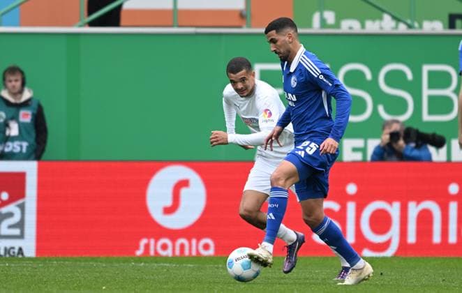 30 03 2025 Soccer Season 2024 2025 2 Soccer Bundesliga 27 Matchday SpVgg Greuther Fürth Kleeblatt FC Schalke 04 S04 Sportfoto Zink xwoxzix DFL regulations prohibit any use of photographs as image sequences and or quasi video only for editorial use Maximilian Solomon Dietz 33, SpVgg Greuther Fürth Aymane Barkok 25, FC Schalke 04 S04