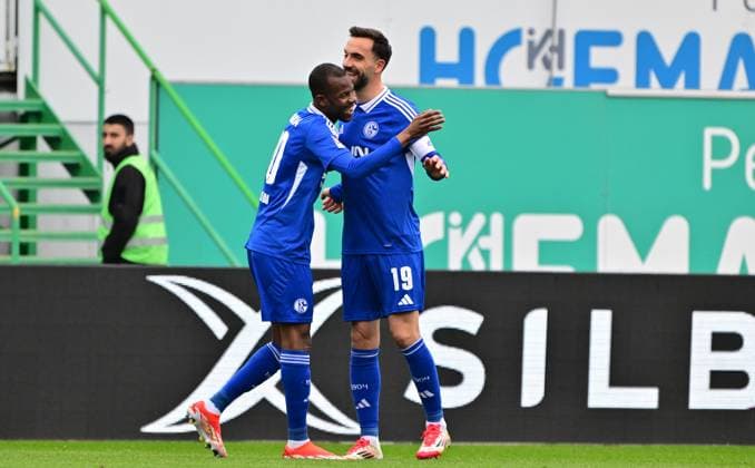 30 03 2025 Soccer Season 2024 2025 2 Soccer Bundesliga 27 Matchday SpVgg Greuther Fürth Kleeblatt FC Schalke 04 S04 Sportfoto Zink MeZi xmexzix DFL regulations prohibit any use of photographs as image sequences and or quasi video only for editorial use Torjubel Jubel nach Treffer Torschuß zum 0 1 durch Kenan Karaman 19, FC Schalke 04 S04 mit Pape Meissa Ba 10, FC Schalke 04 S04