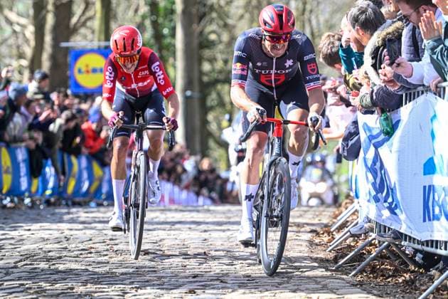 Gent - Wevelgem in Flanders Fields 2025 WEVELGEM, BELGIUM - MARCH 30 : Haller Marco (AUT) of Tudor Pro Cycling Team, Livyns Arjen (BEL) of Lotto in action pictured during 87th edition of the UCI World Tour Gent - Wevelgem in Flanders Fields cycling race for Men Elite with start in Ieper and finish in Wevelgem after 250 km on March 30, 2025 in Wevelgem, Belgium, 30 03 2025 ( Motordriver Guy De Vuyst - Wevelgem Belgium  Copyright: xNicoxVereeckenx