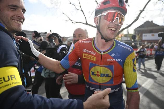 Sport Bilder des Tages Gent - Wevelgem in Flanders Fields 2025 WEVELGEM, BELGIUM - MARCH 30 : pictured during 87th edition of the UCI World Tour Gent - Wevelgem in Flanders Fields cycling race for Men Elite with start in Ieper and finish in Wevelgem after 250 km on March 30, 2025 in Wevelgem, Belgium, 30 03 2025 ( Motordriver Guy De Vuyst - Wevelgem Belgium  Copyright: xNicoxVereeckenx