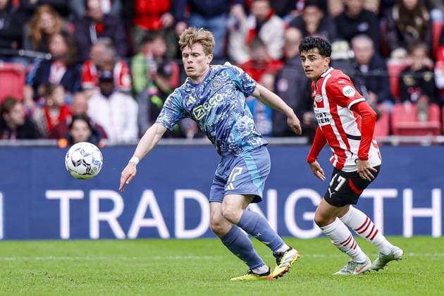 EINDHOVEN, 30-03-2025, Philips Stadium, Dutch Eredivisie Football season 2024 2025 , match between PSV and Ajax. Ajax player Oliver Edvardsen and PSV player Ricard Ledezma PSV - Ajax  x28532411x Copyright:
