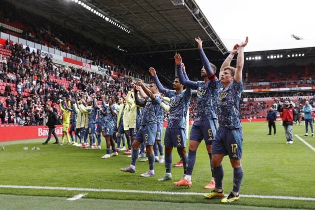 EINDHOVEN - Ajax celebrates victory during the Dutch Eredivisie match between PSV Eindhoven and AFC Ajax at Phillips Stadium on March 30, 2025 in Eindhoven, Netherlands. ANP MAURICE VAN STEEN Dutch Eredivisie 2024 25 xVIxANPxSportx xxANPxIVx 523435882 originalFilename: 523435882.jpg