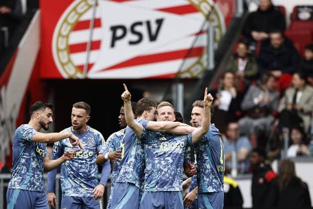 EINDHOVEN - (l-r) Josip Sutalo of Ajax, Jorrel Hato of Ajax, Youri Baas of Ajax, Davy Klaassen of Ajax, Kenneth Taylor of Ajax celebrate the 0-1 during the Dutch Eredivisie match between PSV Eindhoven and AFC Ajax at Phillips stadium on March 30, 2025 in Eindhoven, Netherlands. ANP MAURICE VAN STEEN Dutch Eredivisie 2024 25 xVIxANPxSportx xxANPxIVx 523436369 originalFilename: 523436369.jpg