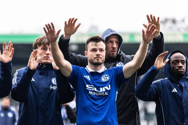 Soccer Men 2 Bundesliga 27 Matchday Season 2024 2025 SpvGG Greuther Fürth vs FC Schalke 04 30 03 2025 17 Adrian Gantenbein FC Schalke 04 after the match DFL regulations prohibit any use of photographs as image sequences and or quasi video Fürth Sportpark Ronhof Thomas Sommer Bayern Germany
