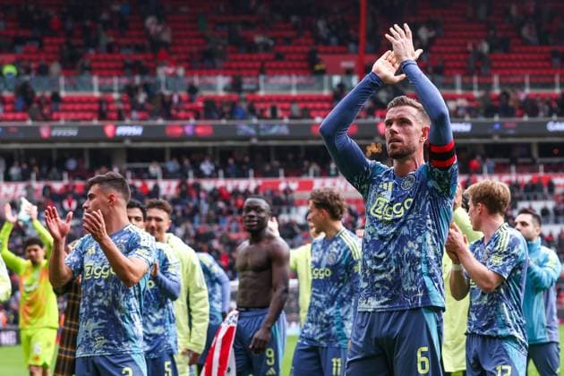 2025-03-30 PSV v AFC Ajax - Dutch Eredivisie EINDHOVEN, NETHERLANDS - MARCH 30: Jordan Henderson of AFC Ajax celebrates his sides win during the Dutch Eredivisie match between PSV and AFC Ajax at Philips Stadion on March 30, 2025 in Eindhoven, Netherlands. Eindhoven Philips Stadion Netherlands Content not available for redistribution in The Netherlands directly or indirectly through any third parties. Copyright: xBenxGalx