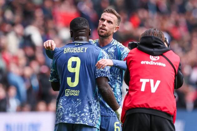 2025-03-30 PSV v AFC Ajax - Dutch Eredivisie EINDHOVEN, NETHERLANDS - MARCH 30: Brian Brobbey of AFC Ajax and Jordan Henderson of AFC Ajax celebrating their sides win during the Dutch Eredivisie match between PSV and AFC Ajax at Philips Stadion on March 30, 2025 in Eindhoven, Netherlands. Eindhoven Philips Stadion Netherlands Content not available for redistribution in The Netherlands directly or indirectly through any third parties. Copyright: xBenxGalx