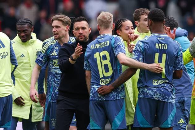 2025-03-30 PSV v AFC Ajax - Dutch Eredivisie EINDHOVEN, NETHERLANDS - MARCH 30: Players of Ajax celebrating their sides win, Jordan Henderson of AFC Ajax, Davy Klaassen of AFC Ajax, Jorrel Hato of AFC Ajax, Youri Baas of AFC Ajax, Kian Fitz-Jim of AFC Ajax, Head Coach Francesco Farioli of AFC Ajax during the Dutch Eredivisie match between PSV and AFC Ajax at Philips Stadion on March 30, 2025 in Eindhoven, Netherlands. Eindhoven Philips Stadion Netherlands Content not available for redistribution in The Netherlands directly or indirectly through any third parties. Copyright: xBenxGalx