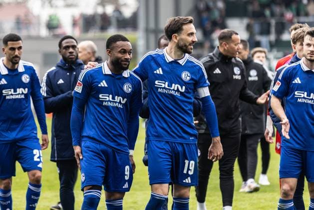 Soccer Men 2 Bundesliga 27 Matchday Season 2024 2025 SpvGG Greuther Fürth vs FC Schalke 04 30 03 2025 9 Mousa Sylla FC Schalke 04 , 19 Kenan Karaman C, FC Schalke 04 after the end of the match DFL regulations prohibit any use of photographs as image sequences and or quasi video Fürth Sportpark Ronhof Thomas Sommer Bayern Germany