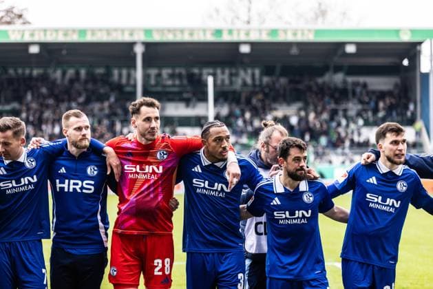 Soccer Men 2 Bundesliga 27 Matchday Season 2024 2025 SpvGG Greuther Fürth vs FC Schalke 04 30 03 2025 26 Thomas Kalas FC Schalke 04 , 28 Justin Heekeren FC Schalke 04 , 30 Anton Donkor FC Schalke 04 , 8 Amin Younes FC Schalke 04 after end of match DFL regulations prohibit any use of photographs as image sequences and or quasi video Fürth Sportpark Ronhof Thomas Sommer Bayern Germany