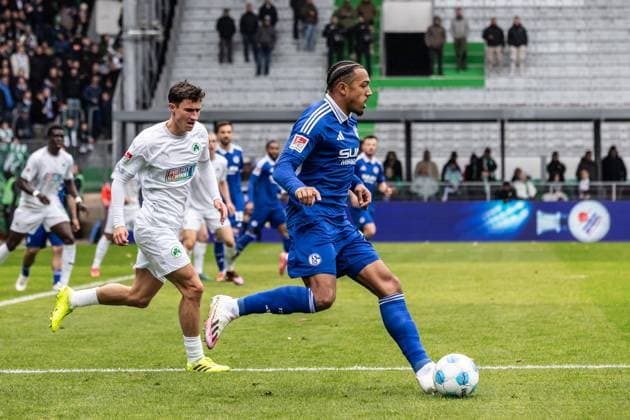 Soccer Men 2 Bundesliga 27 Matchday Season 2024 2025 SpvGG Greuther Fürth vs FC Schalke 04 30 03 2025 30 Anton Donkor FC Schalke 04 DFL regulations prohibit any use of photographs as image sequences and or quasi video Fürth Sportpark Ronhof Thomas Sommer Bayern Germany