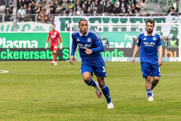 Soccer Men 2 Bundesliga 27 Matchday Season 2024 2025 SpvGG Greuther Fürth vs FC Schalke 04 30 03 2025 30 Anton Donkor FC Schalke 04 DFL regulations prohibit any use of photographs as image sequences and or quasi video Fürth Sportpark Ronhof Thomas Sommer Bayern Germany