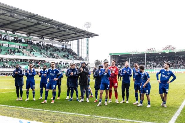 Soccer Men 2 Bundesliga 27 Matchday Season 2024 2025 SpvGG Greuther Fürth vs FC Schalke 04 30 03 2025 The FC Schalke 04 team after the end of the match in front of the Schalke fans DFL regulations prohibit any use of photographs as image sequences and or quasi video Fürth Sportpark Ronhof Thomas Sommer Bayern Germany