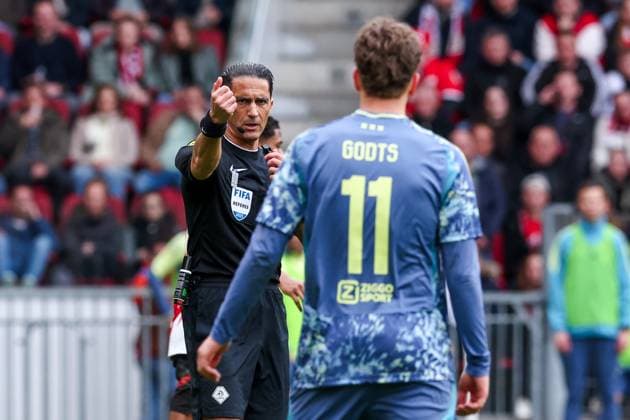 2025-03-30 PSV v AFC Ajax - Dutch Eredivisie EINDHOVEN, NETHERLANDS - MARCH 30: Referee Serdar Gozubuyuk gestures at Mika Godts of AFC Ajax during the Dutch Eredivisie match between PSV and AFC Ajax at Philips Stadion on March 30, 2025 in Eindhoven, Netherlands. Eindhoven Philips Stadion Netherlands Content not available for redistribution in The Netherlands directly or indirectly through any third parties. Copyright: xPieterxvanxderxWoudex