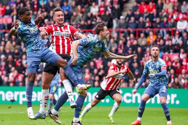 2025-03-30 PSV v AFC Ajax - Dutch Eredivisie EINDHOVEN, NETHERLANDS - MARCH 30: Jorrel Hato of AFC Ajax, Luuk de Jong of PSV heads the ball with Youri Baas of AFC Ajax during the Dutch Eredivisie match between PSV and AFC Ajax at Philips Stadion on March 30, 2025 in Eindhoven, Netherlands. Eindhoven Philips Stadion Netherlands Content not available for redistribution in The Netherlands directly or indirectly through any third parties. Copyright: xPieterxvanxderxWoudex
