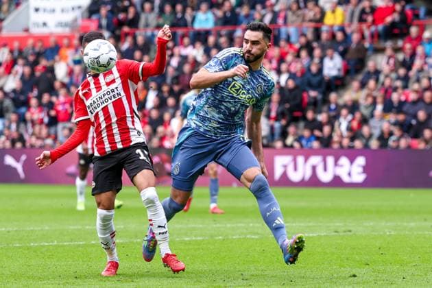 2025-03-30 PSV v AFC Ajax - Dutch Eredivisie EINDHOVEN, NETHERLANDS - MARCH 30: Mauro Junior of PSV (with football covering his face) battles for possession with Josip Sutalo of AFC Ajax during the Dutch Eredivisie match between PSV and AFC Ajax at Philips Stadion on March 30, 2025 in Eindhoven, Netherlands. Eindhoven Philips Stadion Netherlands Content not available for redistribution in The Netherlands directly or indirectly through any third parties. Copyright: xPieterxvanxderxWoudex