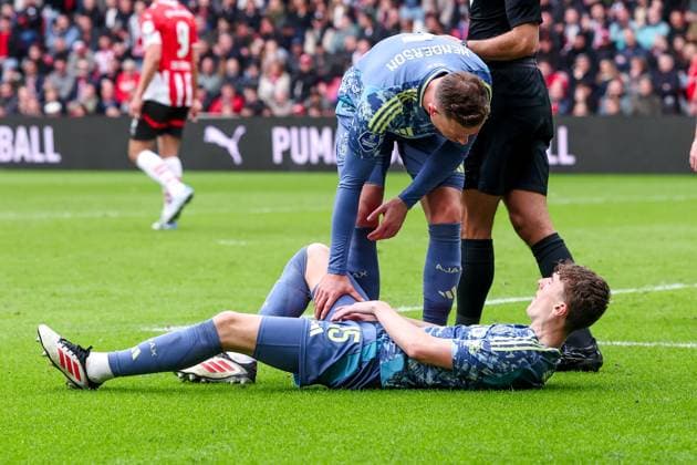 2025-03-30 PSV v AFC Ajax - Dutch Eredivisie EINDHOVEN, NETHERLANDS - MARCH 30: Youri Baas of AFC Ajax in medical treatment due to injury, Jordan Henderson of AFC Ajax during the Dutch Eredivisie match between PSV and AFC Ajax at Philips Stadion on March 30, 2025 in Eindhoven, Netherlands. Eindhoven Philips Stadion Netherlands Content not available for redistribution in The Netherlands directly or indirectly through any third parties. Copyright: xPieterxvanxderxWoudex
