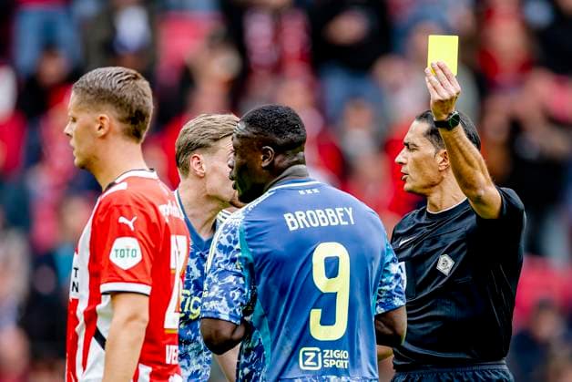 Referee Serdar Gozubuyuk gives AFC Ajax Amsterdam forwarder Brian Brobbey the yellow card during the match PSV Ajax at the Philips stadium for the Dutch Eredivisie season 2024 2025 in EINDHOVEN, Netherlands on 30 march 2025, photo by Marcel van Dorst EYE4images DeFodi Images
