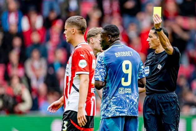 Referee Serdar Gozubuyuk gives AFC Ajax Amsterdam forwarder Brian Brobbey the yellow card during the match PSV Ajax at the Philips stadium for the Dutch Eredivisie season 2024 2025 in EINDHOVEN, Netherlands on 30 march 2025, photo by Marcel van Dorst EYE4images DeFodi Images