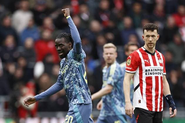 EINDHOVEN - (l-r) Bertrand Traore of Ajax celebrates the 0-2, Ivan Perisic of PSV Eindhoven during the Dutch Eredivisie match between PSV Eindhoven and AFC Ajax at Phillips stadium on March 30, 2025 in Eindhoven, Netherlands. ANP MAURICE VAN STEEN Dutch Eredivisie 2024 25 xVIxANPxSportx xxANPxIVx 523443145 originalFilename: 523443145.jpg