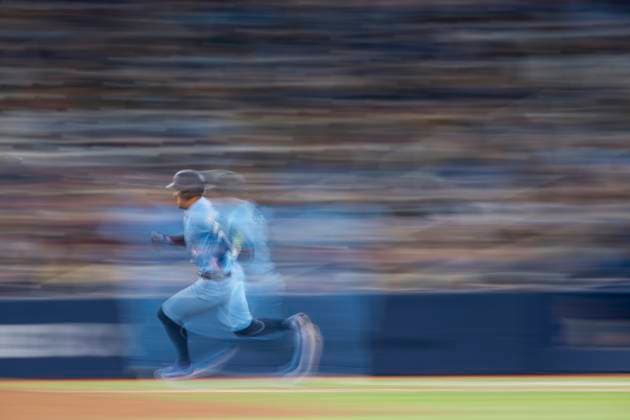 Bilder des Jahres 2025, Sport 03 März Sport Themen der Woche KW13 Sport Bilder des Tages March 30, 2025, Toronto, On, CANADA: Toronto Blue Jays outfielder George Springer (4) runs to second base after hitting a double during eighth inning MLB, Baseball Herren, USA baseball action against the Baltimore Orioles, in Toronto on Sunday, March 30, 2025. Canada News - March 30, 2025  - ZUMAc35_ 20250330_zaf_c35_059 Copyright: xChristopherxKatsarovx