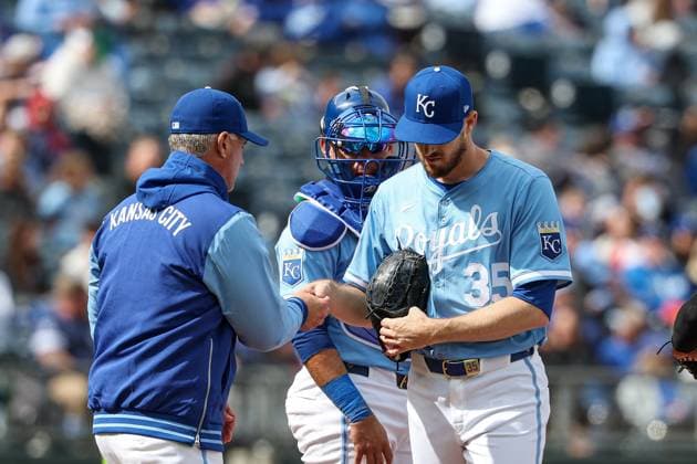 MLB, Baseball Herren, USA 2025: Guardians Vs Royals MAR 30 March 30, 2025: Kansas City Royals manager Matt Quatraro (33) takes the ball from relief pitcher Chris Stratton (35) as catcher Freddy Fermin (34) looks on during the seventh inning of an MLB baseball game against the Cleveland Guardians at Kauffman Stadium in Kansas City, MO. David Smith CSM (Credit Image: Â David Smith Cal Media) Kansas City Mo United States of America EDITORIAL USE ONLY Copyright: xx ZUMA-20250330_zma_c04_215.jpg DavidxSmithx csmphotothree371432