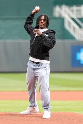 MLB, Baseball Herren, USA 2025: Guardians Vs Royals MAR 30 March 30, 2025: Kansas State Wildcats running back D.J. Giddens throws out the first pitch before an MLB baseball game between the Kansas City Royals and Cleveland Guardians at Kauffman Stadium in Kansas City, MO. David Smith CSM (Credit Image: Â David Smith Cal Media) Kansas City Mo United States of America EDITORIAL USE ONLY Copyright: xx ZUMA-20250330_zma_c04_209.jpg DavidxSmithx csmphotothree371438