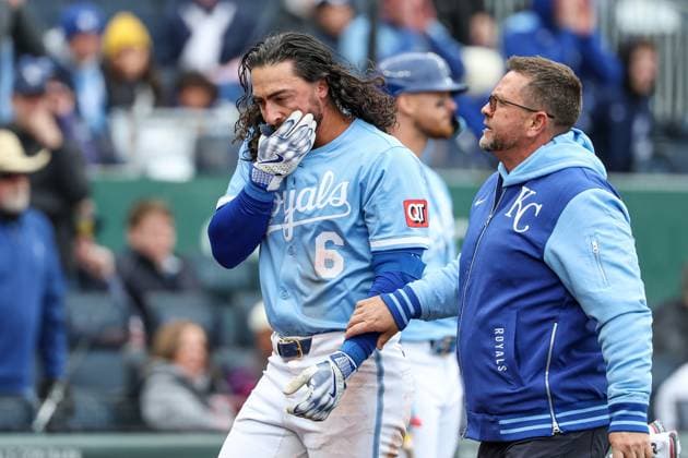 MLB, Baseball Herren, USA 2025: Guardians Vs Royals MAR 30 March 30, 2025: Kansas City Royals left fielder Jonathan India (6) is helped off the field by medical staff after being hit in the face by a pitch from Cleveland Guardians relief pitcher Emmanuel Clase (48), not shown, during the ninth inning of an MLB baseball game at Kauffman Stadium in Kansas City, MO. David Smith CSM (Credit Image: Â David Smith Cal Media) Kansas City Mo United States of America EDITORIAL USE ONLY Copyright: xx ZUMA-20250330_zma_c04_227.jpg DavidxSmithx csmphotothree371447