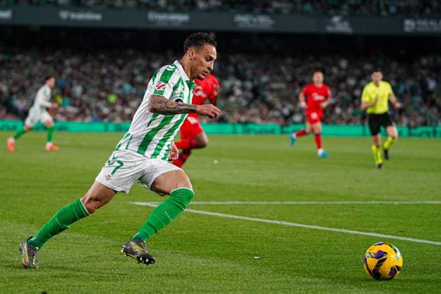 Antony dos Santos (Real Betis) dribble during LaLiga match between Real Betis and Sevilla FC, at Benito Villamarin on March 29, 2025 in Seville, Spain Seville Spain Copyright: xFernandoxVazquezx xVWPicsx 0808081876st