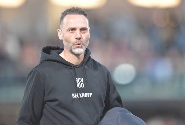 28 03 2025, GER, Soccer, 3 Liga, Season 2024 2025, Matchday 30, Sportclub Arena, Verl SC Verl Rot Weiss Essen 3 0 Alexander Ende Coach SC Verl , Action, Single image, Cross, Facial expression, Gesture, Coach, Coach