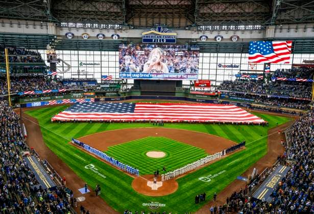 A large American Flag adorns the field during the National Anthem before the start of the MLB, Baseball Herren, USA baseball game between the Kansas City Royals and the Milwaukee Brewers at American Family Field in Milwaukee, Wisconsin on Monday, March 31, 2025. The game is the Brewers 2025 season home opener.  MIL20250331806 TANNENxMAURY