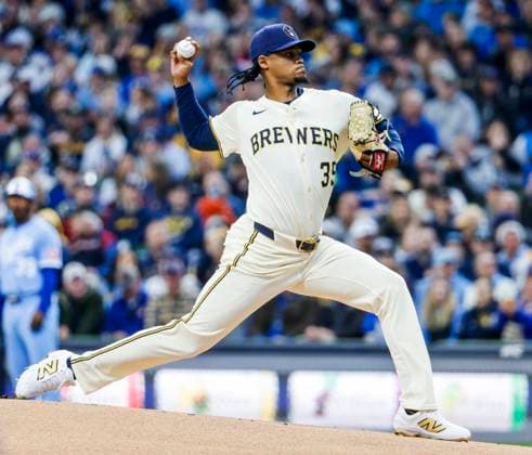 Milwaukee Brewers starting pitcher Elvin Rodriguez throws in the first inning of the MLB, Baseball Herren, USA baseball game between the Kansas City Royals and the Milwaukee Brewers at American Family Field in Milwaukee, Wisconsin on Monday, March 31, 2025. The game is the Brewers 2025 season home opener.  MIL20250331807 TANNENxMAURY