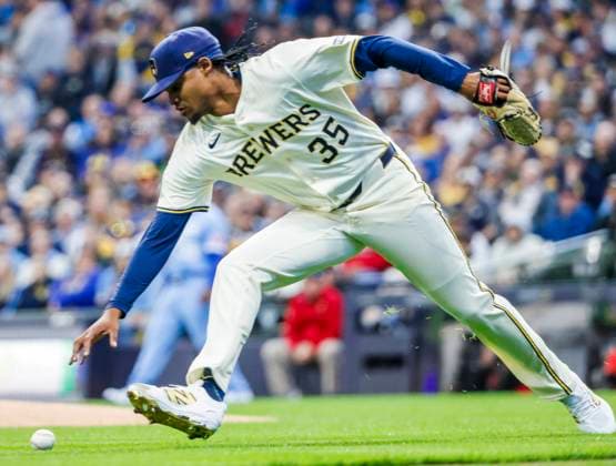Milwaukee Brewers starting pitcher Elvin Rodriguez bobbles a ball hit by Kansas City Royals shortstop Bobby Witt Jr. in the first inning of the MLB, Baseball Herren, USA baseball game between the Kansas City Royals and the Milwaukee Brewers at American Family Field in Milwaukee, Wisconsin on Monday, March 31, 2025. The game is the Brewers 2025 season home opener.  MIL20250331808 TANNENxMAURY