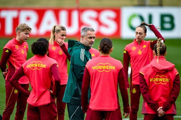 Sport Bilder des Tages Fußball, Frauen, Nationalteam Deutschland Training Christian Wück (Deutschland, Trainer) spricht mit der Manschaft. GER, DFB, Fussball Nationalmannschaft Frauen, Training, DFB Campus, 01.04.2025 GER, DFB, Fussball Nationalmannschaft Frauen, Training, DFB Campus, 01.04.2025 Frankfurt *** Christian Wück Germany, coach talks to the team GER, DFB, national womens soccer team, training, DFB Campus, 01 04 2025 GER, DFB, national womens soccer team, training, DFB Campus, 01 04 2025 Frankfurt Copyright: xEibner-Pressefoto FlorianxWiegandx EP_FWD