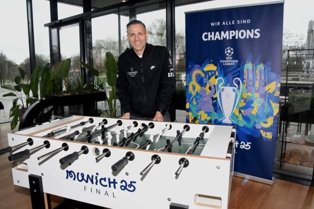 Chris Marks playing table soccer multiple table soccer world champion and Champions League winner Muenchen 01 04 2025 Coubertin in the Olympic Park, On 28 05 2025 the Champions Festival starts in the Olympic Park and the highlight of the supporting program around the final of the UEFA Champions League 2025 on 31 May in Munich