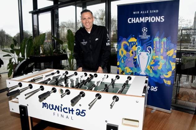 Chris Marks playing table soccer multiple table soccer world champion and Champions League winner Muenchen 01 04 2025 Coubertin in the Olympic Park, On 28 05 2025 the Champions Festival starts in the Olympic Park and the highlight of the supporting program around the final of the UEFA Champions League 2025 on 31 May in Munich