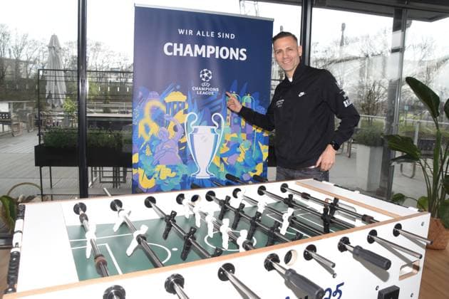 Chris Marks playing table soccer multiple table soccer world champion and Champions League winner Muenchen 01 04 2025 Coubertin in the Olympic Park, On 28 05 2025 the Champions Festival starts in the Olympic Park and the highlight of the supporting program around the final of the UEFA Champions League 2025 on 31 May in Munich
