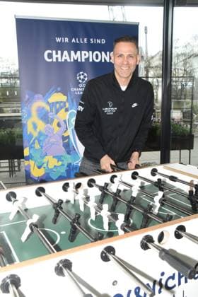 Chris Marks playing table soccer multiple table soccer world champion and Champions League winner Muenchen 01 04 2025 Coubertin in the Olympic Park, On 28 05 2025 the Champions Festival starts in the Olympic Park and the highlight of the supporting program around the final of the UEFA Champions League 2025 on 31 May in Munich