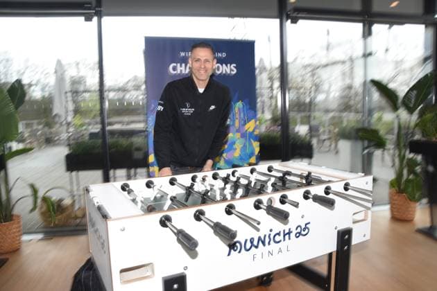 Chris Marks playing table soccer multiple table soccer world champion and Champions League winner Muenchen 01 04 2025 Coubertin in the Olympic Park, On 28 05 2025 the Champions Festival starts in the Olympic Park and the highlight of the supporting program around the final of the UEFA Champions League 2025 on 31 May in Munich
