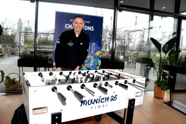 Chris Marks playing table soccer multiple table soccer world champion and Champions League winner Muenchen 01 04 2025 Coubertin in the Olympic Park, On 28 05 2025 the Champions Festival starts in the Olympic Park and the highlight of the supporting program around the final of the UEFA Champions League 2025 on 31 May in Munich