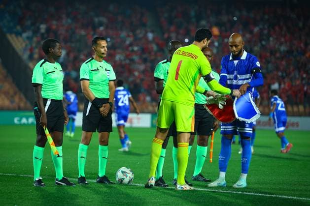 Al Ahly FC vs Al Hilal SC - TotalEnergies CAF Champions League - Quarter Final 1st Leg Mohamed Elshennawy Al Ahly FC team captain exchange teams flags with Issa Fofana Al Hilal SC team captain before the match between Al Ahly FC vs Al Hilal SC in the 1st leg of the Quarter Final of Total Energies CAF Champions League on April 1, 2025 Cairo Cairo Egypt Copyright: xMohamedxTageldinx