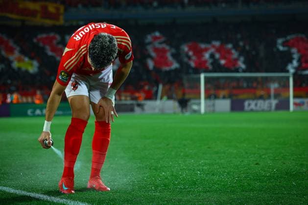 Al Ahly FC vs Al Hilal SC - TotalEnergies CAF Champions League - Quarter Final 1st Leg Emam Ashour spraying his ankle before the match between Al Ahly FC vs Al Hilal SC in the 1st leg of the Quarter Final of Total Energies CAF Champions League on April 1, 2025 Cairo Cairo Egypt Copyright: xMohamedxTageldinx