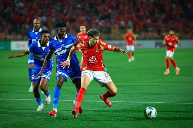 Al Ahly FC vs Al Hilal SC - TotalEnergies CAF Champions League - Quarter Final 1st Leg Emam Ashour trying to contain the ball in the match between Al Ahly FC vs Al Hilal SC in the 1st leg of the Quarter Final of Total Energies CAF Champions League on April 1, 2025 Cairo Cairo Egypt Copyright: xMohamedxTageldinx