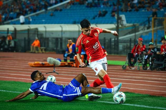 Al Ahly FC vs Al Hilal SC - TotalEnergies CAF Champions League - Quarter Final 1st Leg Achraf Bencharki pass from Al Hilal SC defender in the match between Al Ahly FC vs Al Hilal SC in the 1st leg of the Quarter Final of Total Energies CAF Champions League on April 1, 2025 Cairo Cairo Egypt Copyright: xMohamedxTageldinx