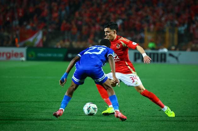 Al Ahly FC vs Al Hilal SC - TotalEnergies CAF Champions League - Quarter Final 1st Leg Achraf Bencharki trying to dribble and pass from Ahmed M bareck the match between Al Ahly FC vs Al Hilal SC in the 1st leg of the Quarter Final of Total Energies CAF Champions League on April 1, 2025 Cairo Cairo Egypt Copyright: xMohamedxTageldinx