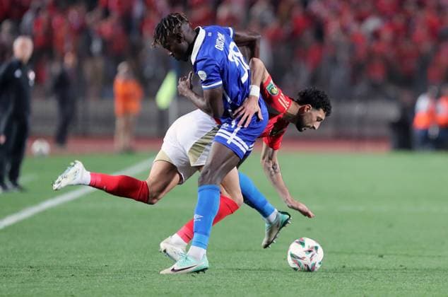 Sport Bilder des Tages CAF Champions League - Quarter Final - First Leg - Al Ahly vs Al Hilal Omdurman Wessam Ali (R) of Al Ahly in action against Ousmena Diouf of Al Hilal Omdurman during the CAF Champions League Quarter Final First Leg match between Al Ahly vs Al Hilal Omdurman, in Cairo, Egypt,April 01 2025. Cairo Egypt Copyright: xMatrixxImagesx xKhaledxElfiqix 