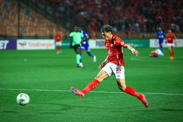 Al Ahly FC vs Al Hilal SC - TotalEnergies CAF Champions League - Quarter Final 1st Leg Emam Ashour trying to score the 2nd goal in the match between Al Ahly FC vs Al Hilal SC in the 1st leg of the Quarter Final of Total Energies CAF Champions League on April 1, 2025 Cairo Cairo Egypt Copyright: xMohamedxTageldinx
